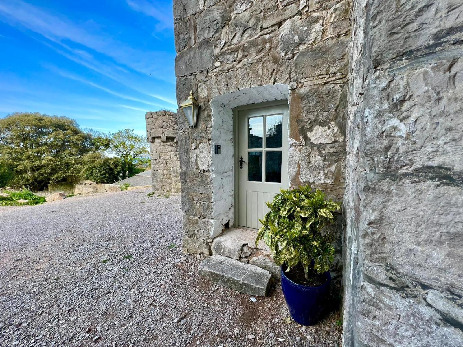 Llanddulas Tan-Yr-Ogo Gate Lodge, Gwrych Castle מראה חיצוני תמונה
